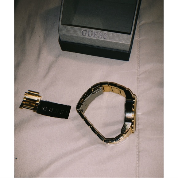 gold guess watch - Picture 4 of 6